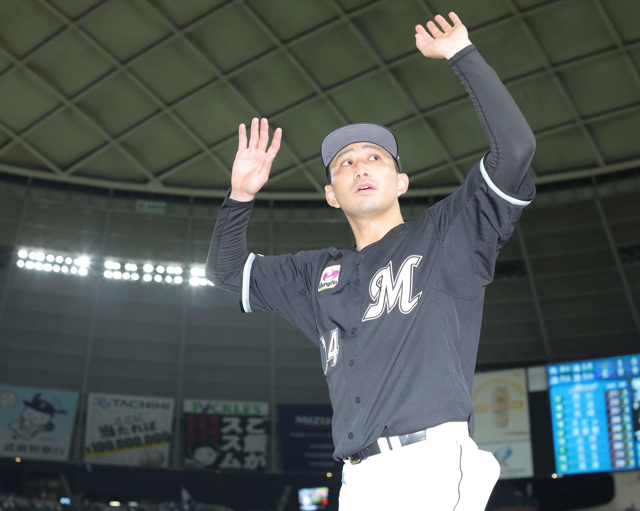 西武対ロッテ　西武に勝利し、ファンの声援に応えながら引き揚げるロッテ小島（撮影・河田真司）