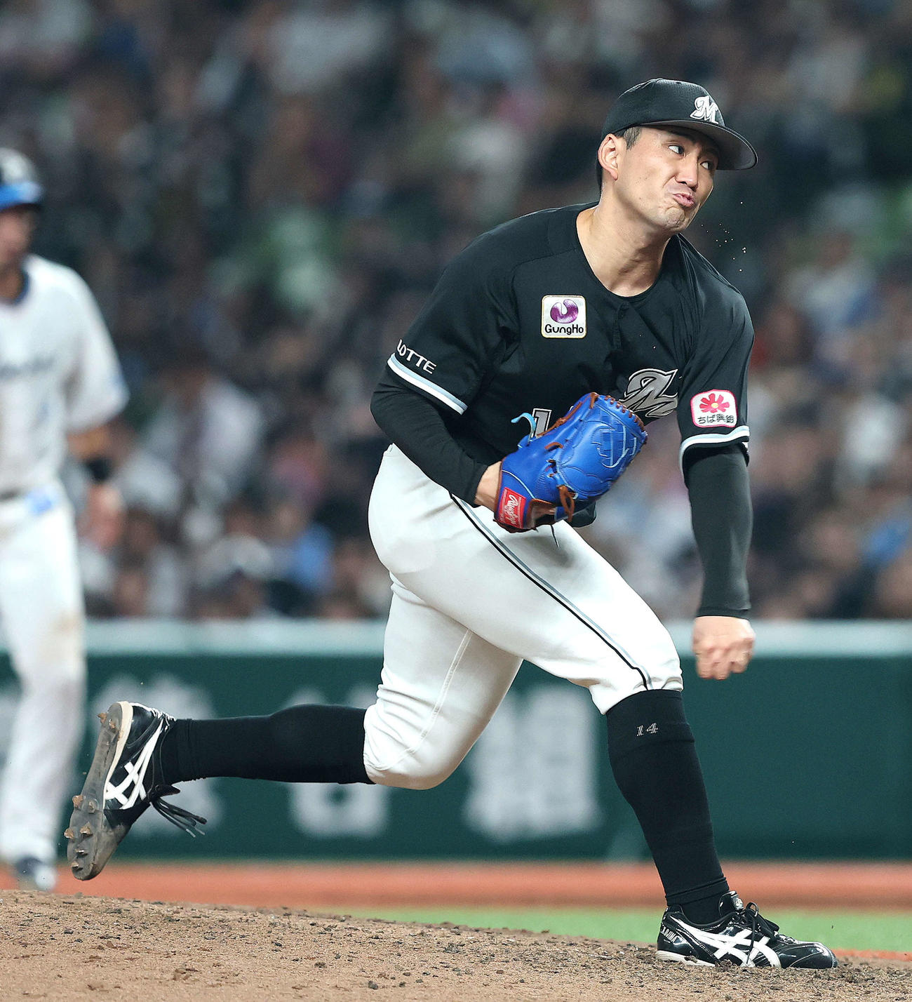 西武対ロッテ　8回裏、力投する小島（撮影・河田真司）