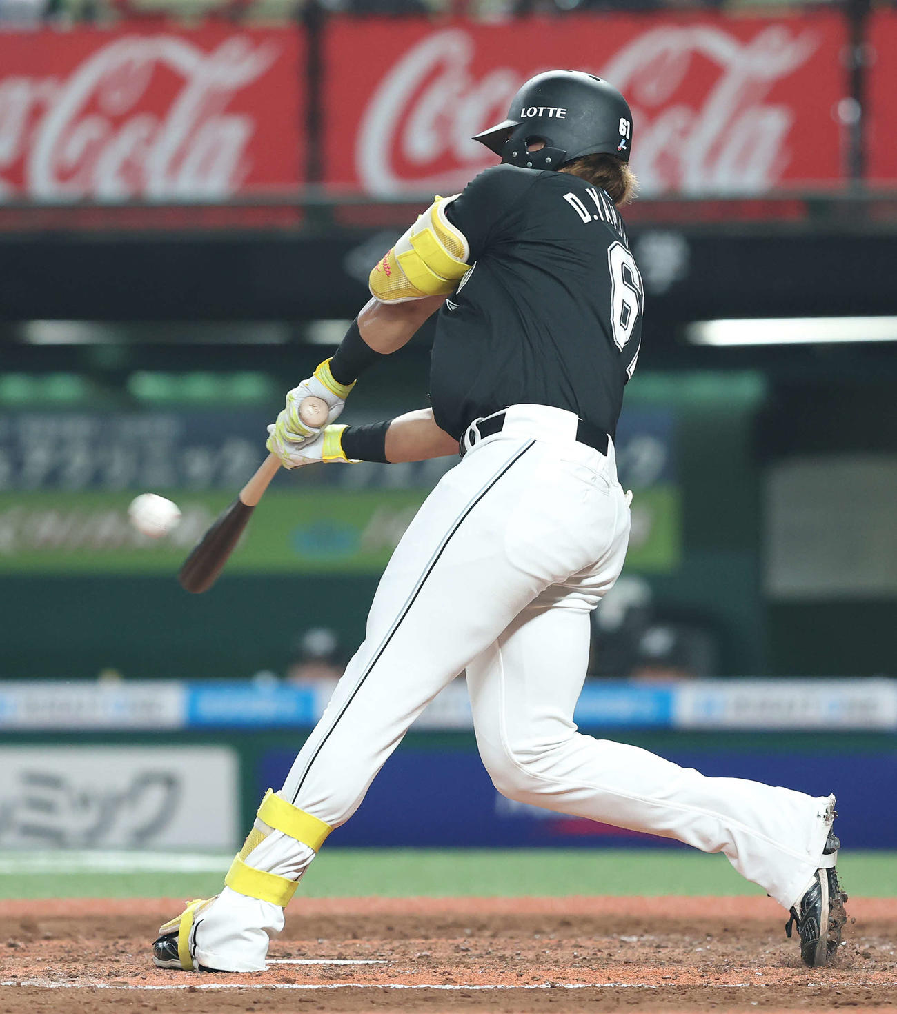 西武対ロッテ　4回表ロッテ無死、フェンス直撃の二塁打を放つ山本（撮影・河田真司）