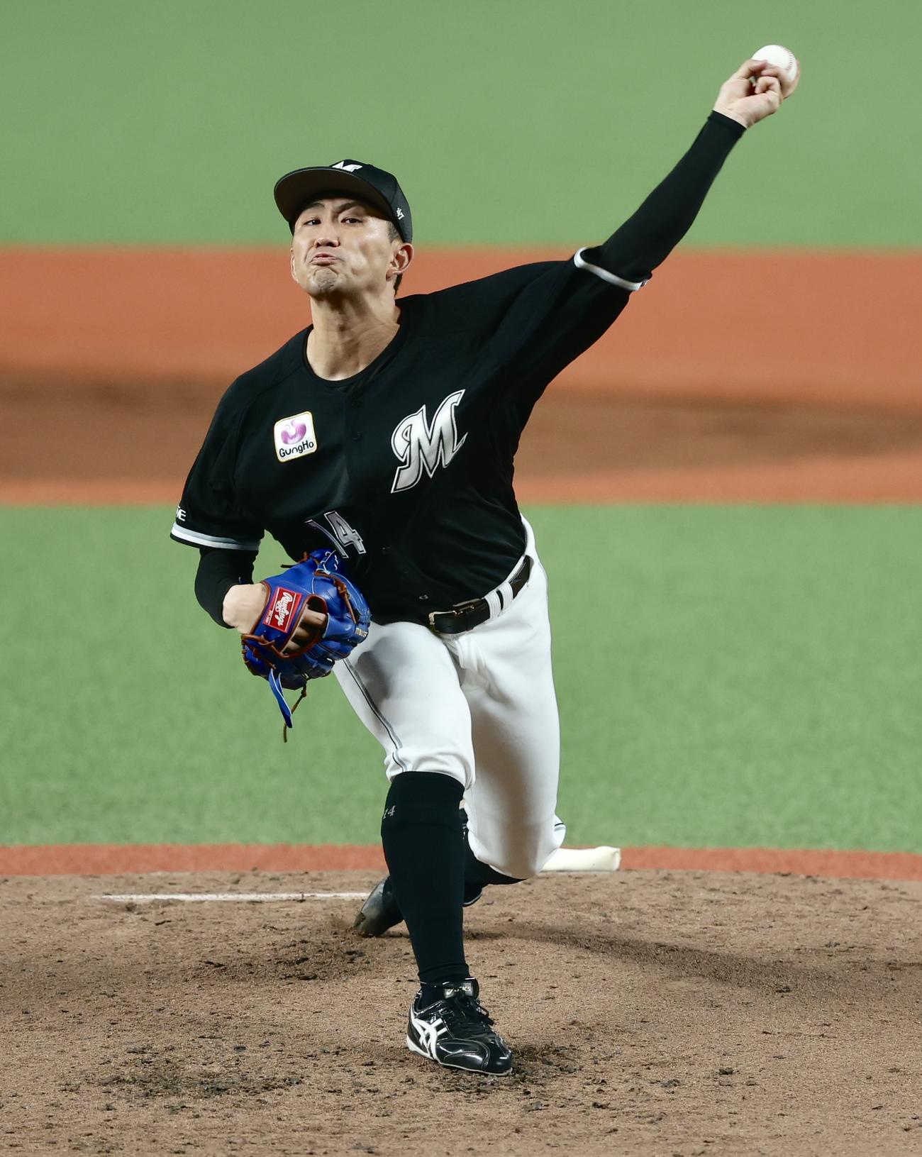 西武対ロッテ　2回裏、力投する小島（撮影・河田真司）