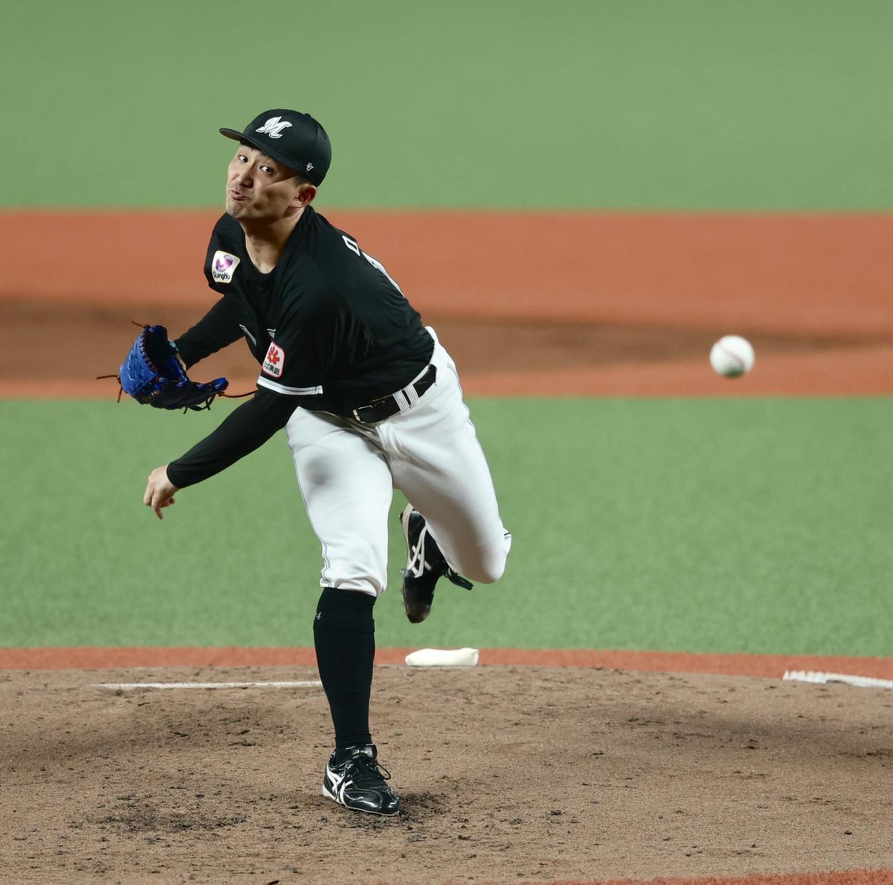 西武対ロッテ　2回裏、力投する小島（撮影・河田真司）