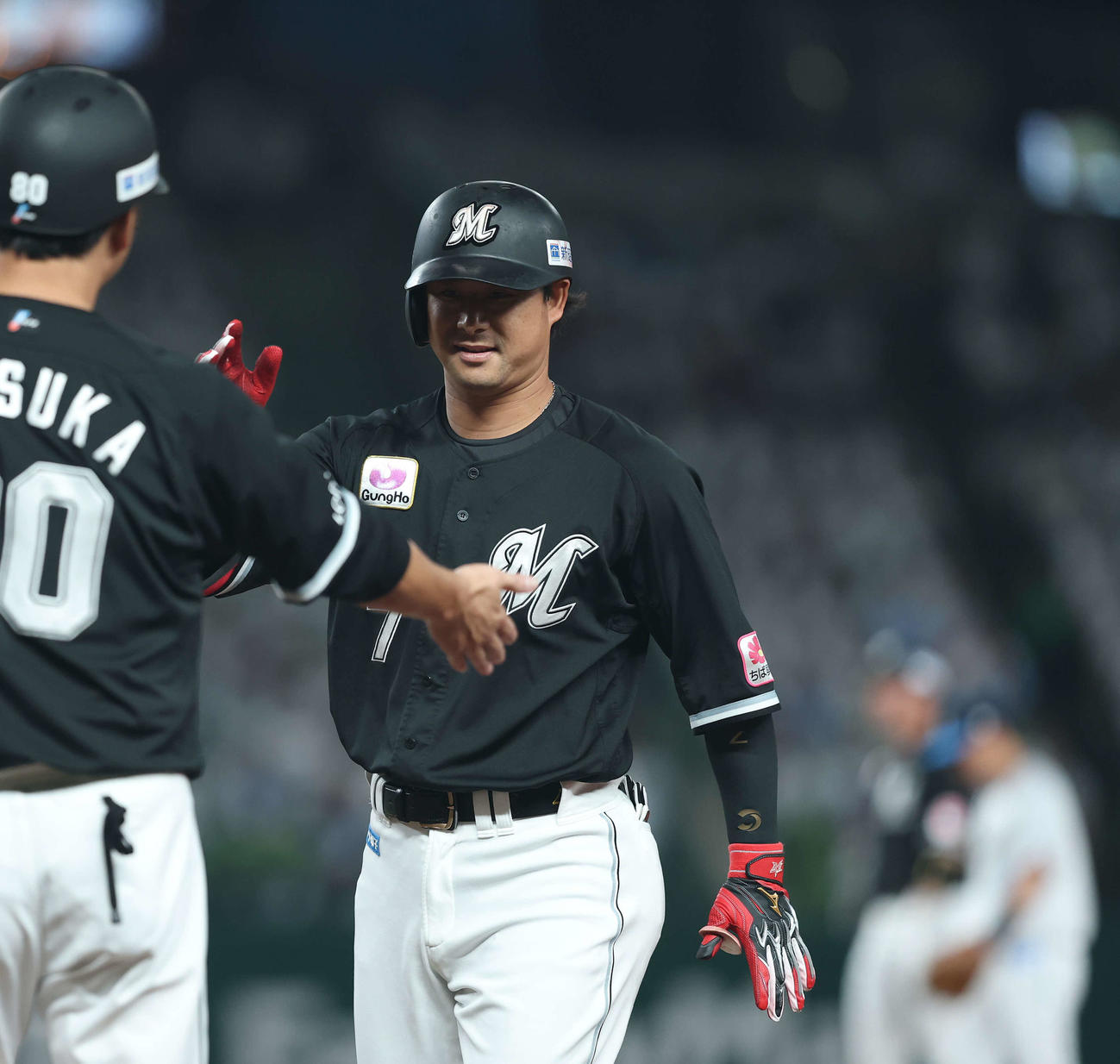 西武対ロッテ　1回表ロッテ2死一、二塁、右前先制適時打を放ち出塁する藤岡（撮影・河田真司）