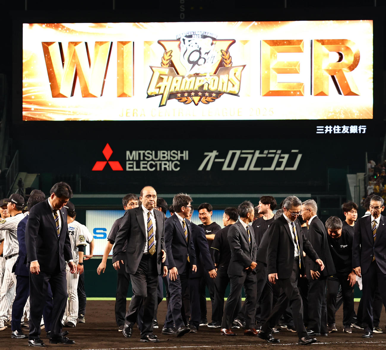 阪神対広島　記念撮影に参加した岡田オーナー付顧問（左から2人目）はベンチに引き揚げる（撮影・上田博志）