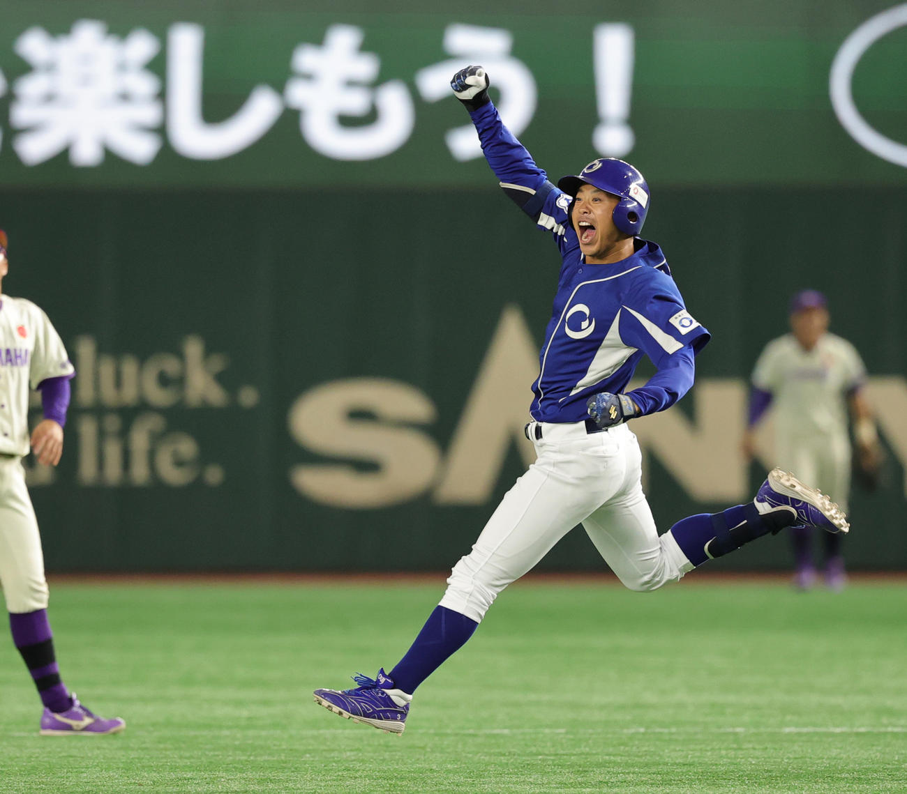王子対ヤマハ　8回表王子2死二、三塁、右越え3点本塁打を放ち喜ぶ大杉（撮影・野上伸悟）