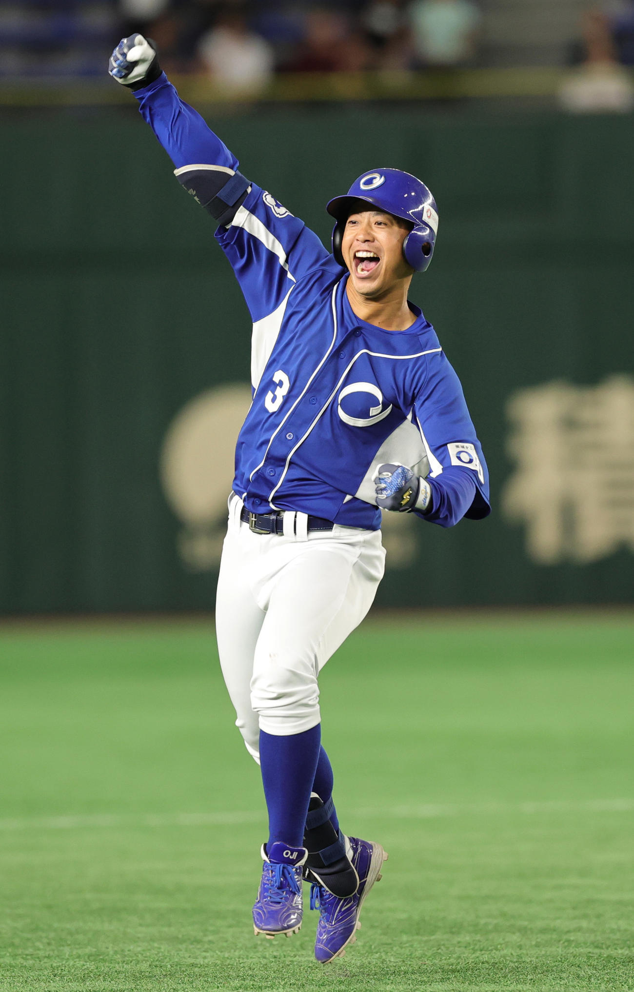 王子対ヤマハ　8回表王子2死二、三塁、右越え3点本塁打を放ち喜ぶ大杉（撮影・野上伸悟）