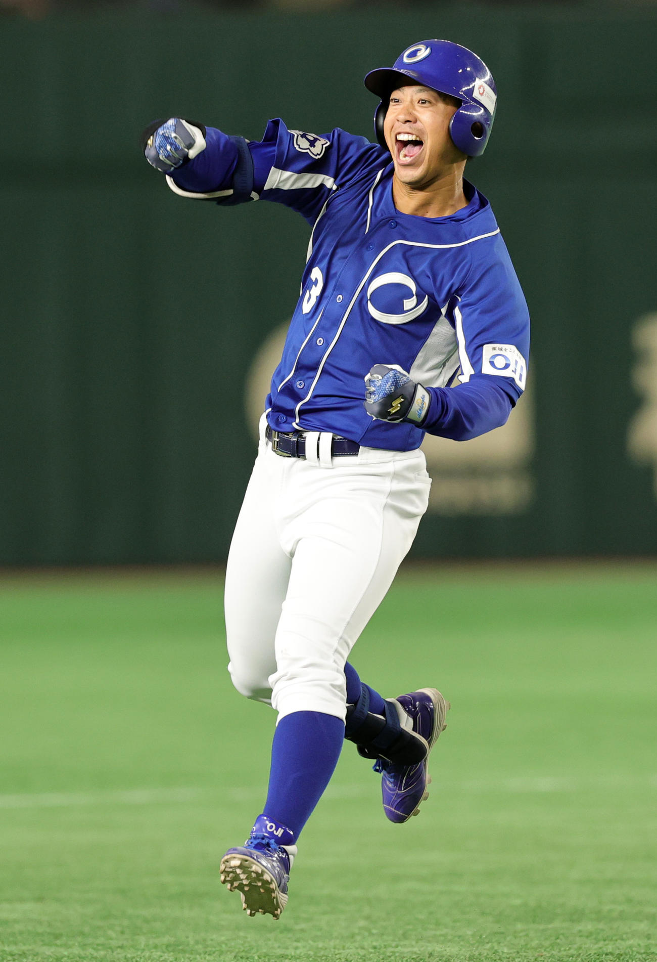 王子対ヤマハ　8回表王子2死二、三塁、右越え3点本塁打を放ち喜ぶ大杉（撮影・野上伸悟）