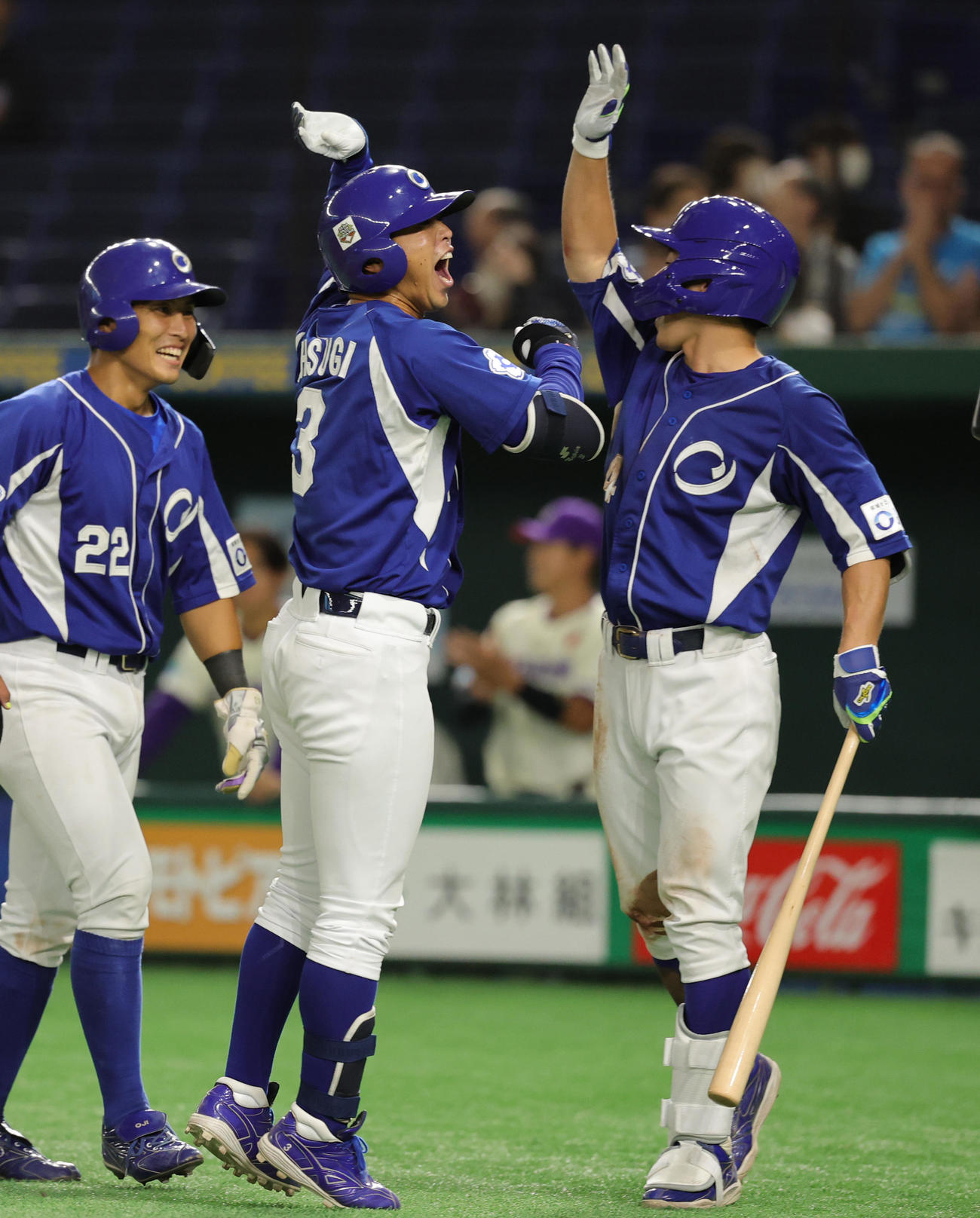 王子対ヤマハ　8回表王子2死二、三塁、右越え3点本塁打を放ち喜ぶ大杉（撮影・野上伸悟）