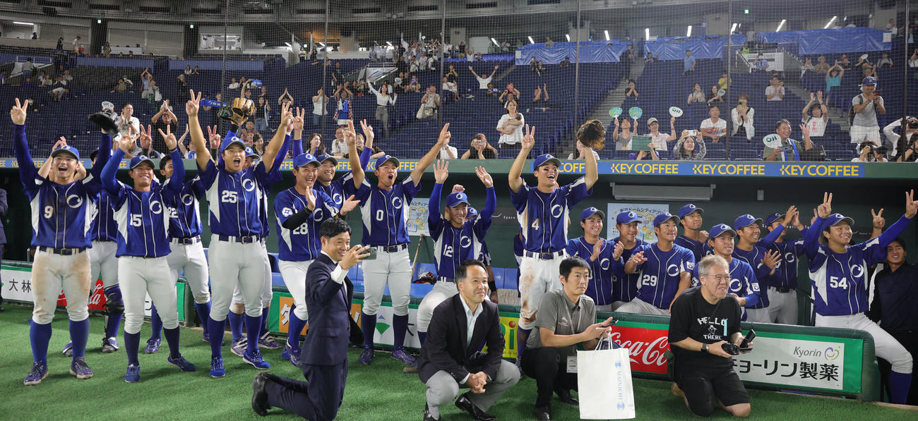 王子対ヤマハ　大杉諒暢のヒーローインタビューに盛り上がる王子の選手たち（撮影・野上伸悟）