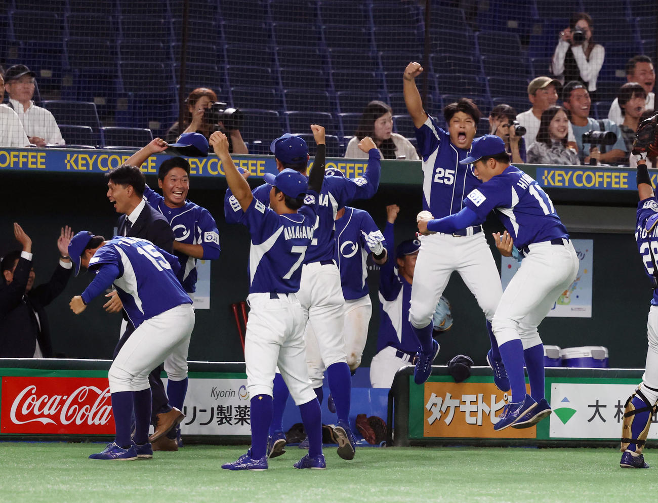 王子対ヤマハ　8回裏王子2死二、三塁、代打・大杉の右越え本塁打に喜び王子ナイン（撮影・柴田隆二）　　