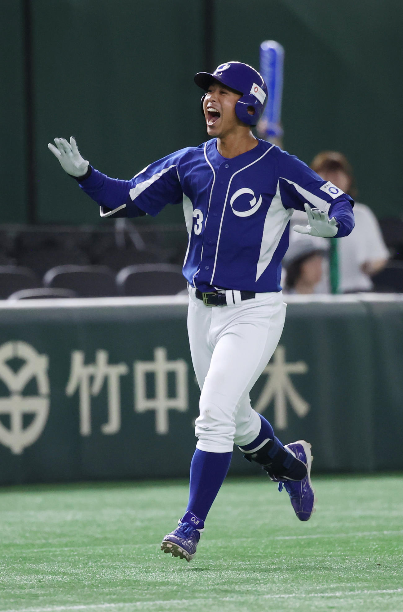 王子対ヤマハ　8回裏王子2死二、三塁、代打・大杉は右越え本塁打を放ち笑顔で生還する（撮影・柴田隆二）　　