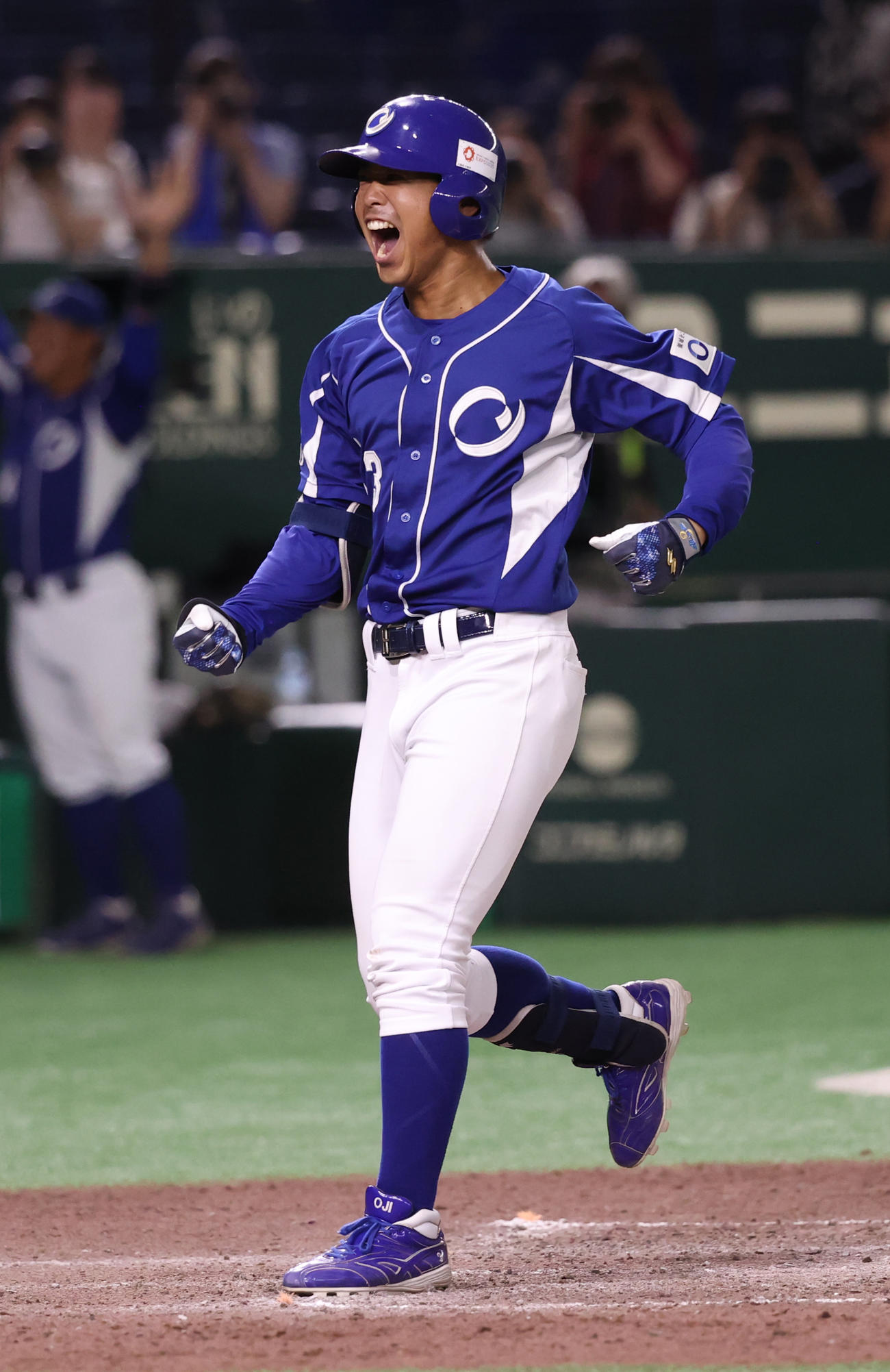 王子対ヤマハ　8回裏王子2死二、三塁、代打・大杉は右越え本塁打を放ち笑顔で生還する（撮影・柴田隆二）　　