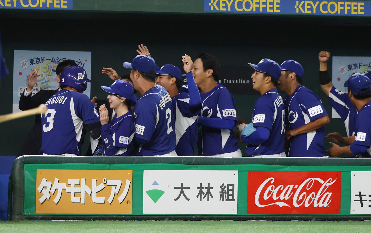 王子対ヤマハ　8回裏王子2死二、三塁、代打・大杉（左端）は右越え本塁打を放ちナインの出迎えを受ける（撮影・柴田隆二）　　