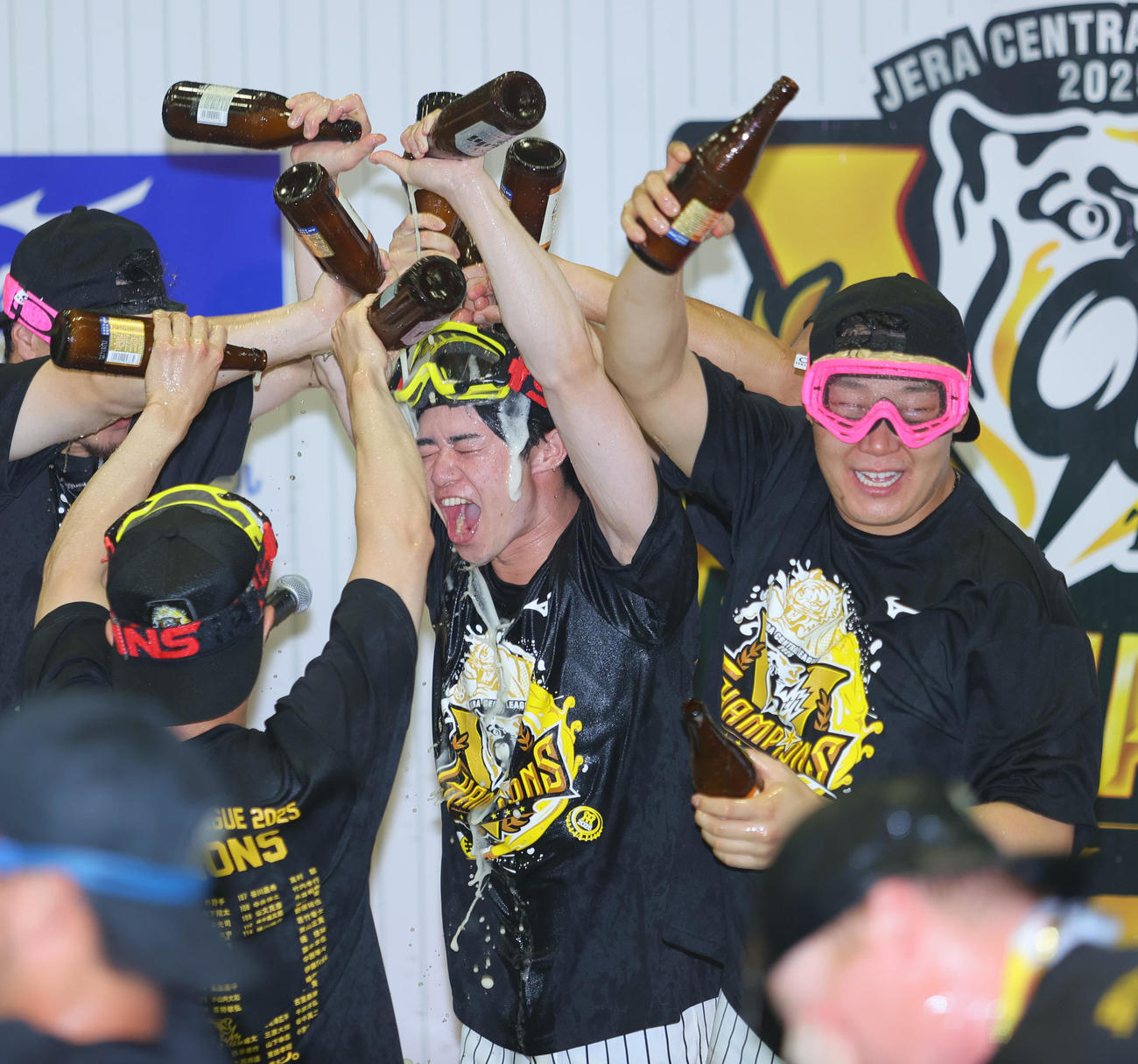 大山（右）は中野（中央）にビールをかける（撮影・上山淳一）