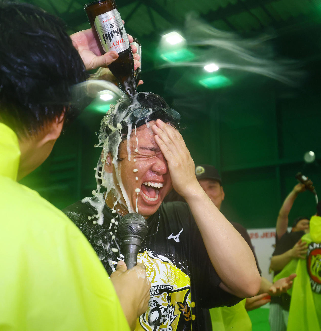 優勝祝勝会でビールを浴びる村上（撮影・藤尾明華）