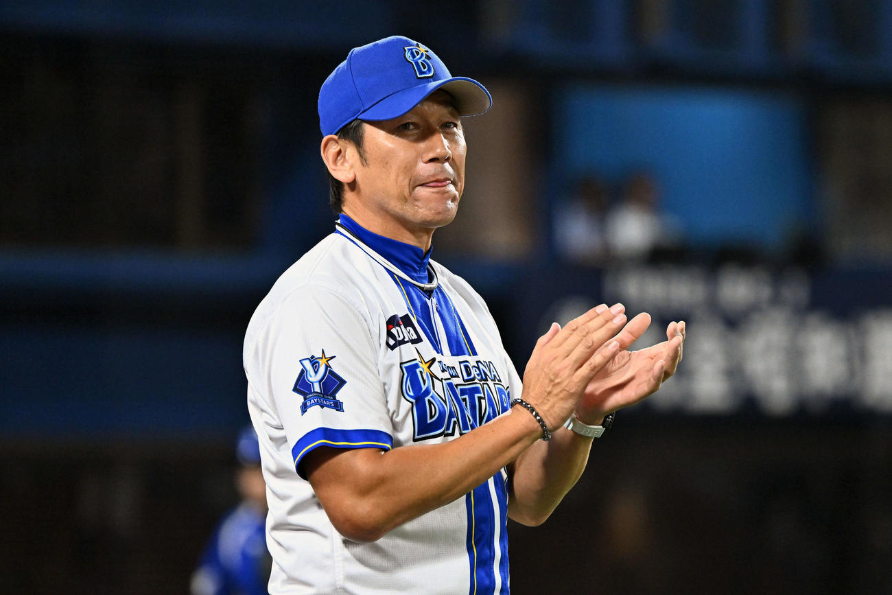 DeNA対ヤクルト　勝利を飾り笑顔のDeNA三浦監督（撮影・滝沢徹郎）