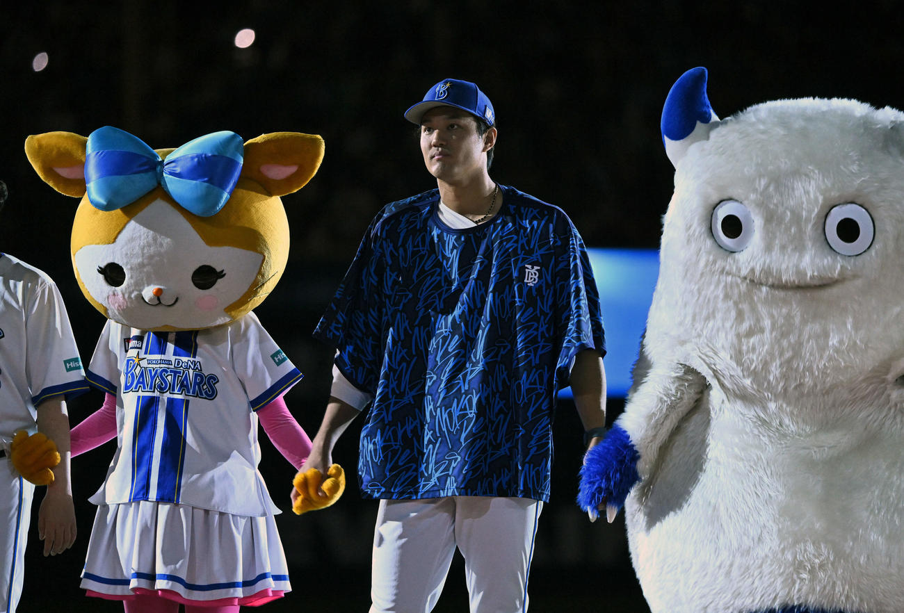 DeNA対ヤクルト　試合後、マスコットと手をつなぎ勝利を祝うDeNA藤浪（撮影・滝沢徹郎）