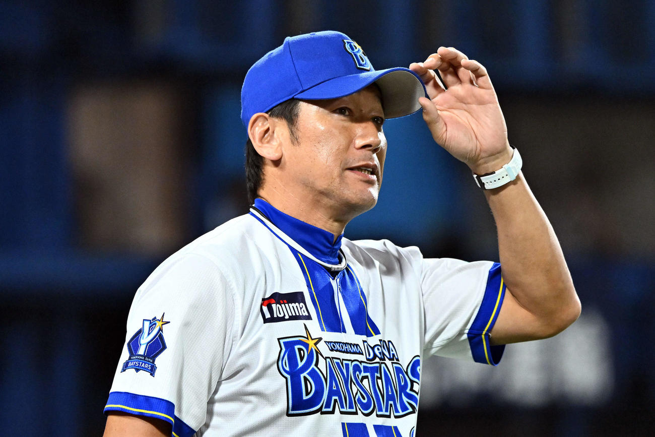 DeNA対ヤクルト　勝利を飾り笑顔のDeNA三浦監督（撮影・滝沢徹郎）