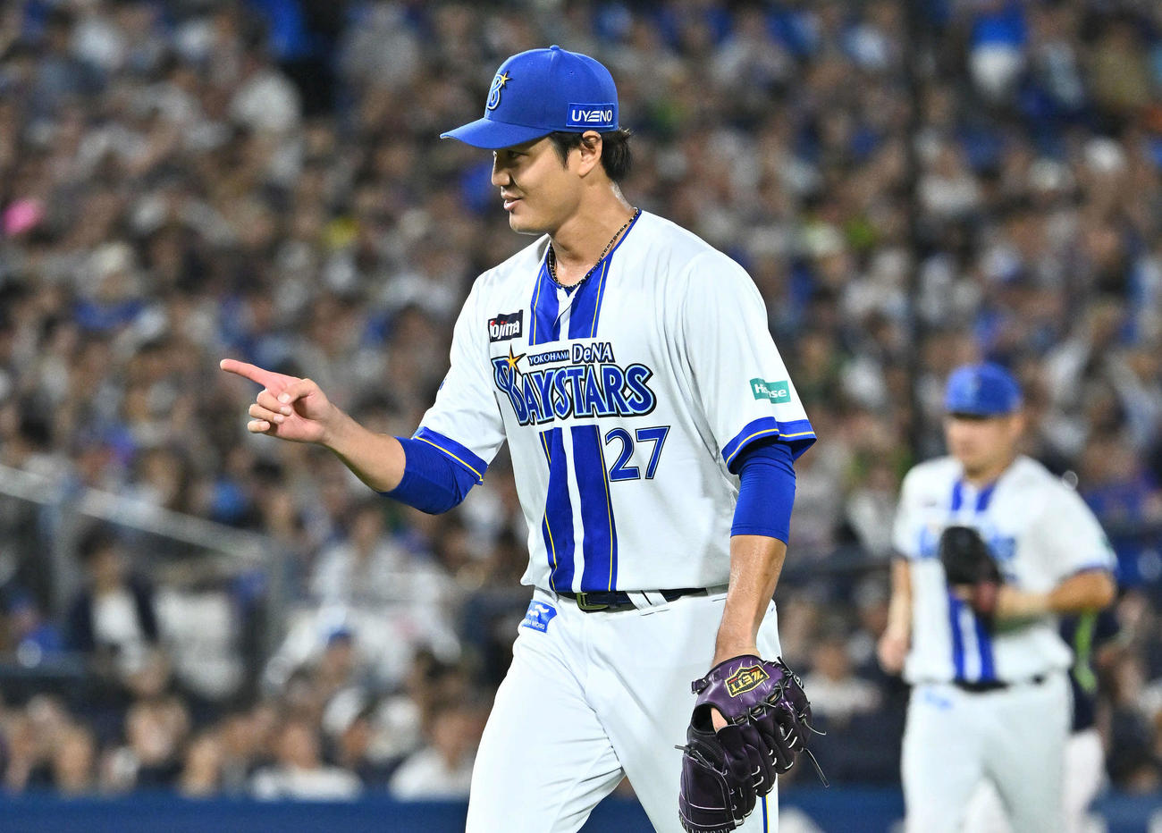 DeNA対ヤクルト　5回表ヤクルト2死二塁、浜田を遊ゴロに仕留めた藤浪は松尾を指さす（撮影・滝沢徹郎）