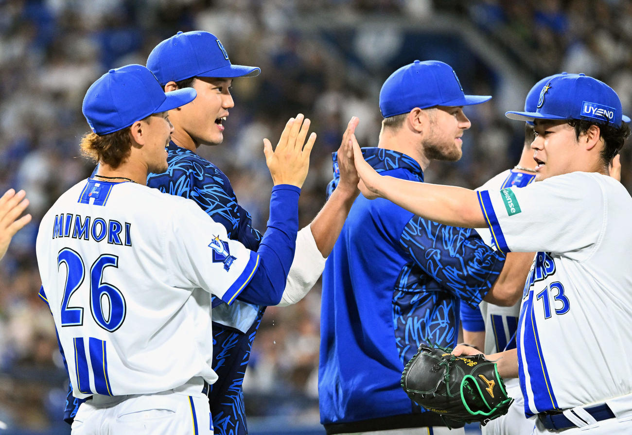 DeNA対ヤクルト　勝利を飾りチームメートとタッチを交わすDeNA藤浪（左から2人目）（撮影・滝沢徹郎）