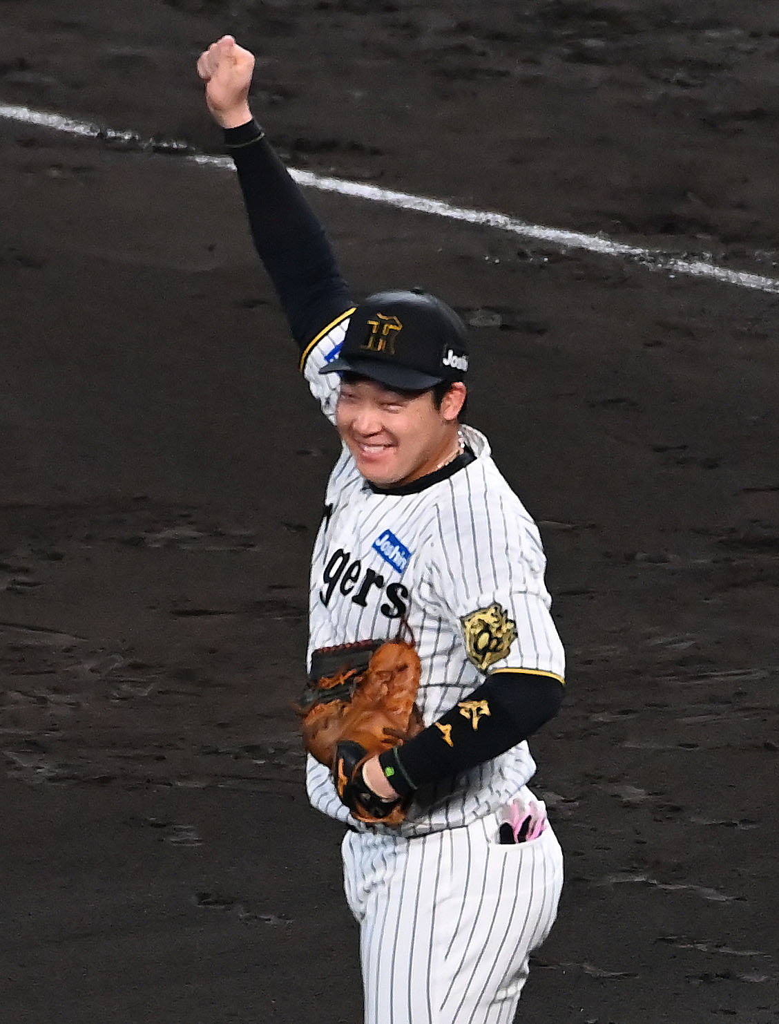 リーグ優勝を果たしガッツポーズをする大山（撮影・石井愛子）