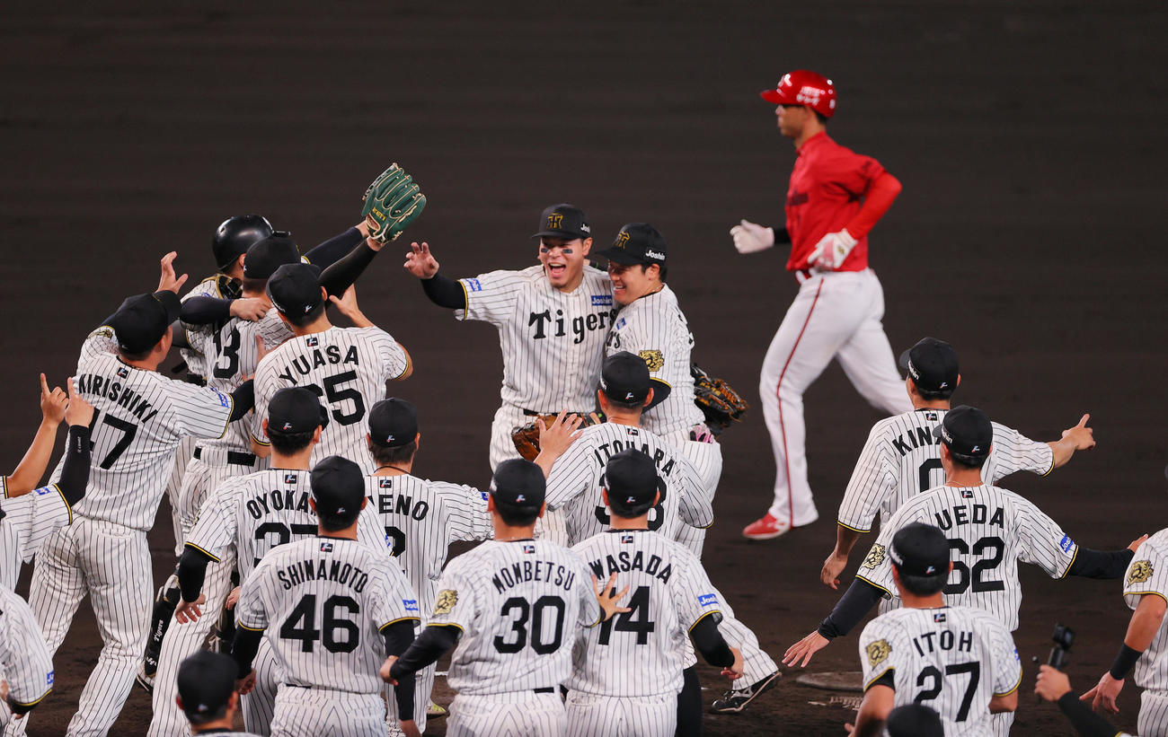 阪神対広島　セ・リーグ優勝を決めマウンドで抱き合う佐藤輝（左）と大山（撮影・上山淳一）