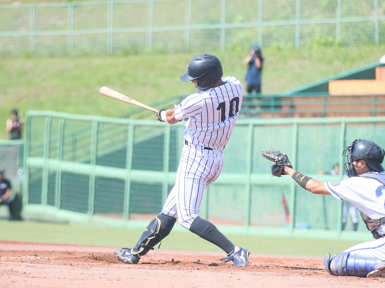 東北大対仙台大　1回2死二塁、右越えの2ランを放つ仙台大・平川（撮影・高橋香奈）