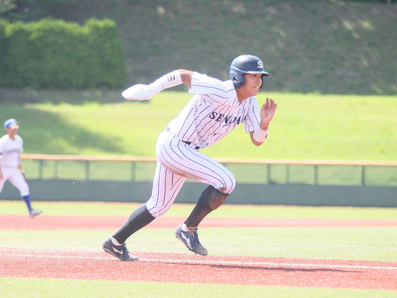 東北大対仙台大　3回、相手失策の間に本塁を狙う仙台大・平川（撮影・高橋香奈）