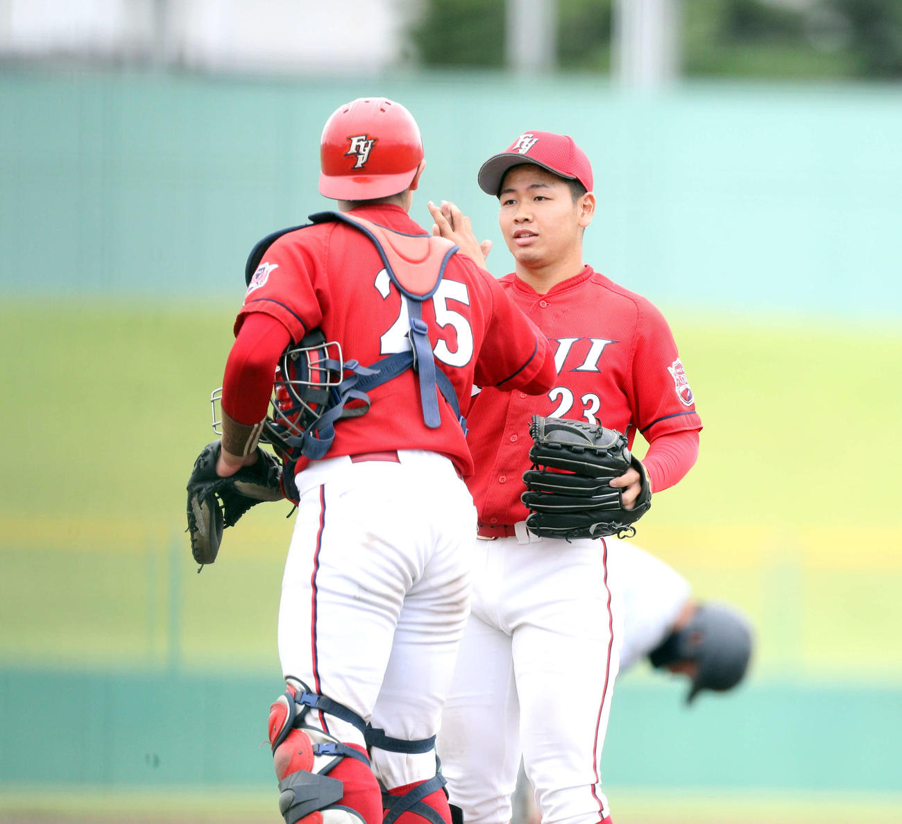 富士大対八戸学院大　試合を終えハイタッチする富士大・中山（右）（撮影・木村有優）