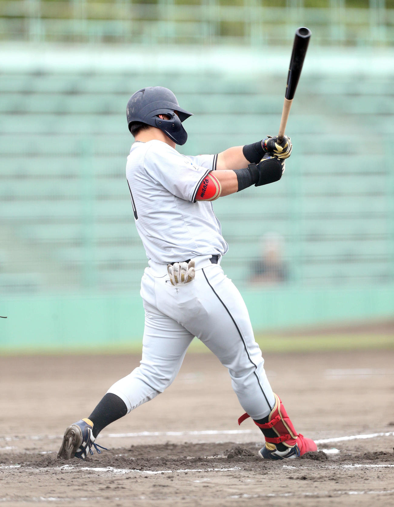 富士大対八戸学院大　8回裏八戸学院大1死満塁、右前適時打を放つ八戸学院大・十鳥（撮影・木村有優）