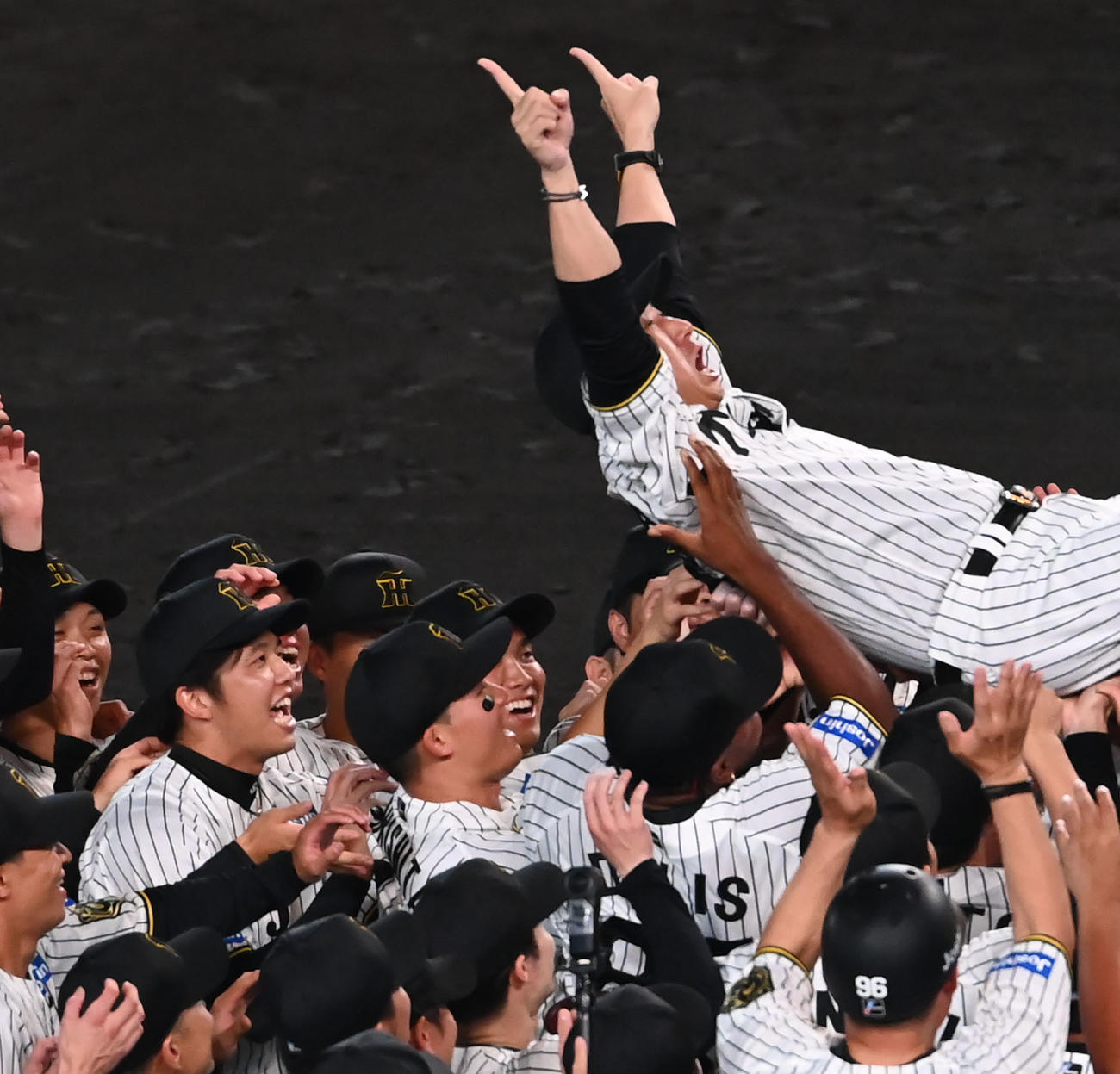 リーグ優勝を果たし喜ぶ才木（左）、胴上げされる藤川監督（撮影・石井愛子）