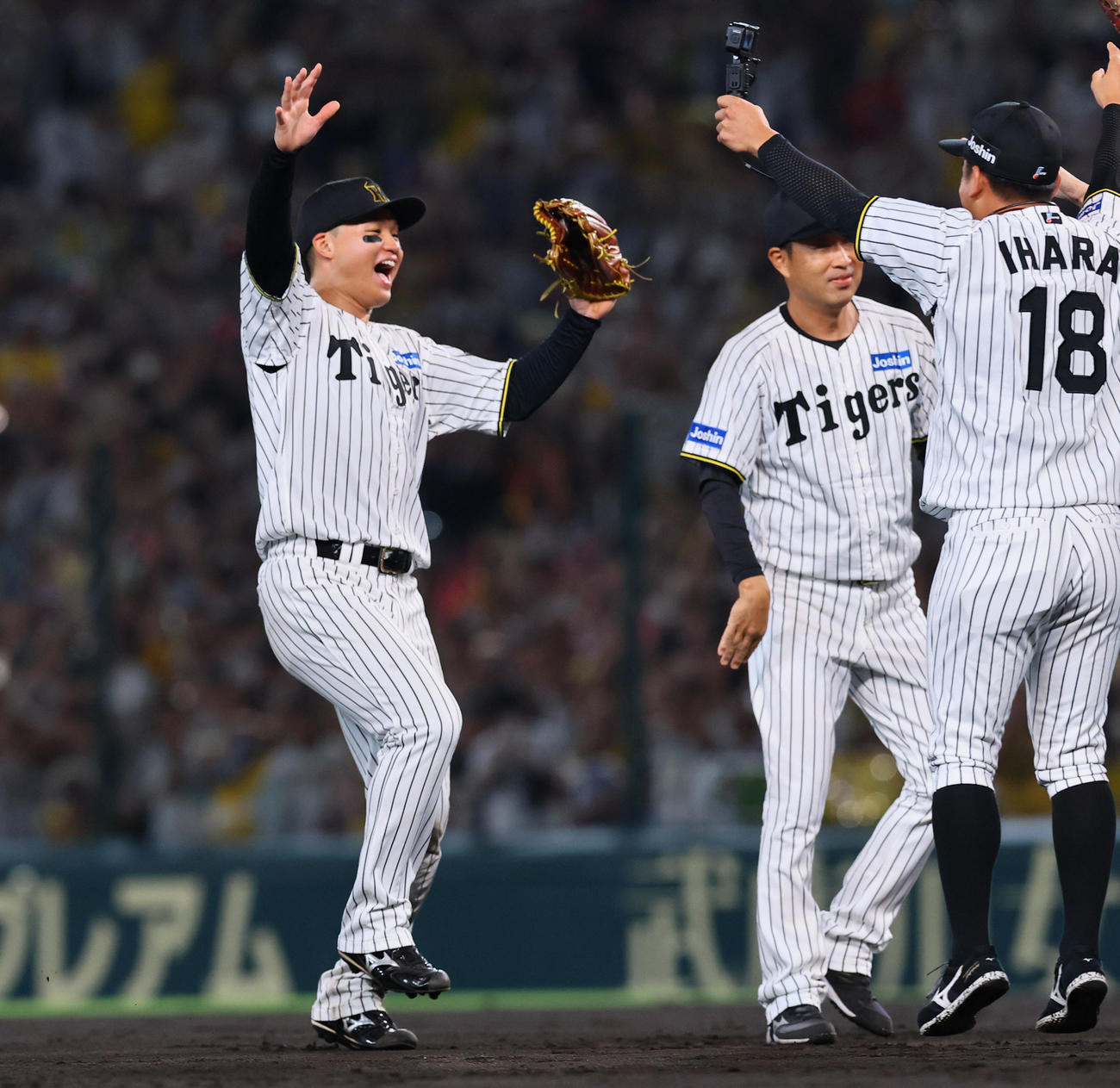 阪神対広島　リーグ優勝を決め、喜ぶ阪神森下（撮影・藤尾明華）