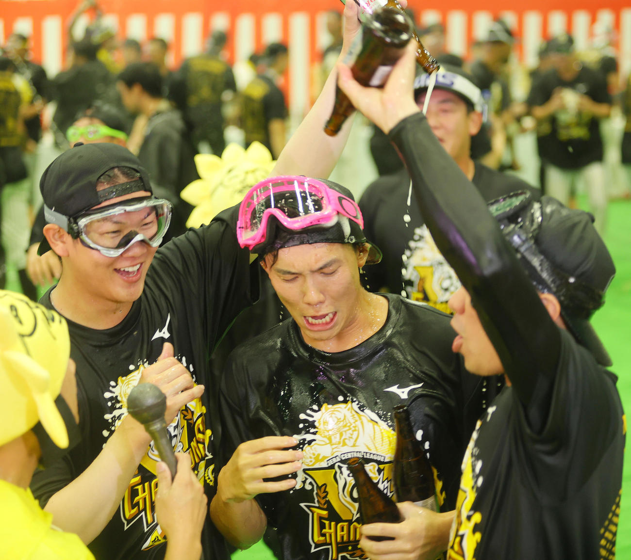 祝勝会で及川（左）らからビールをかけられる湯浅（撮影・上山淳一）