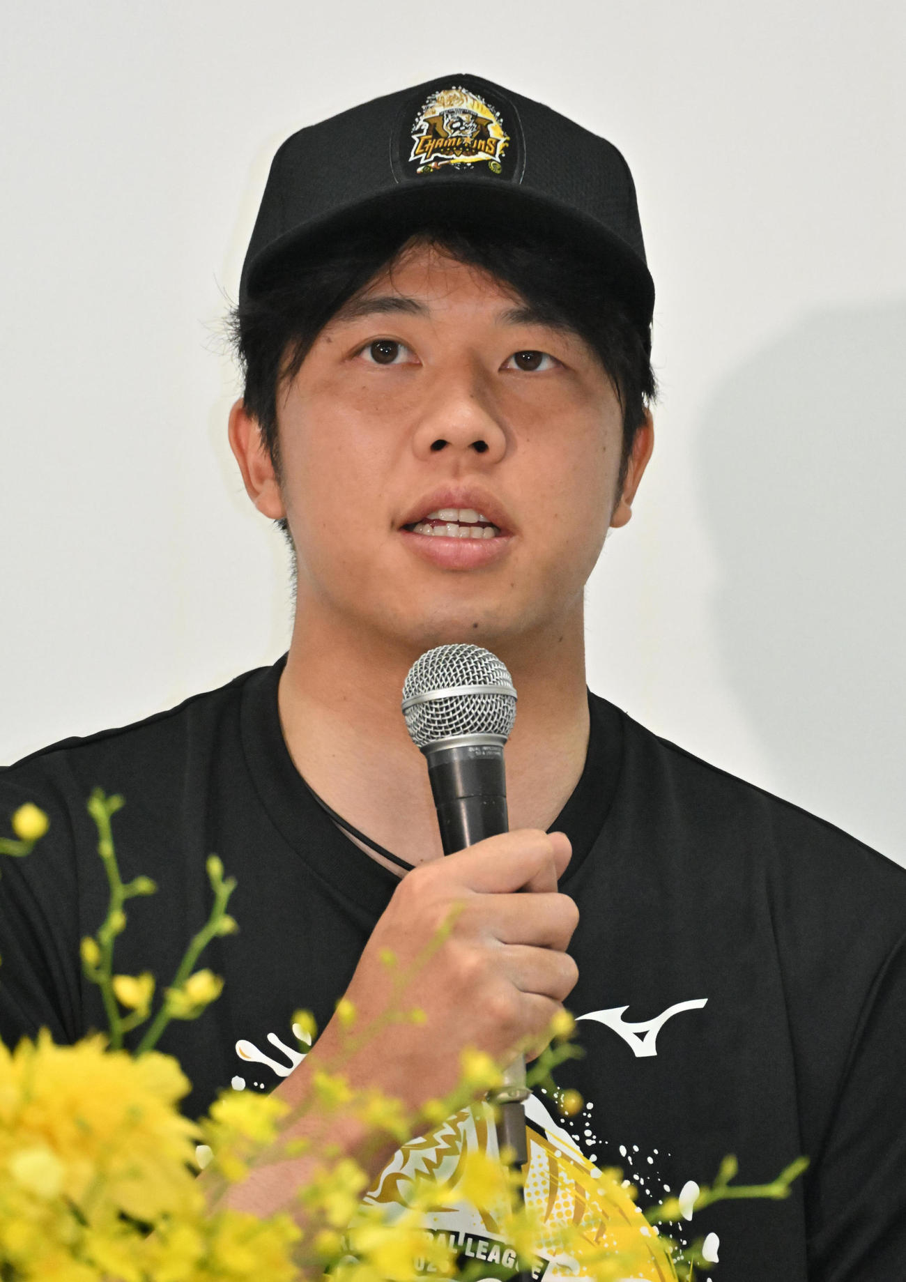 会見で報道陣の質問に答える才木（撮影・石井愛子）