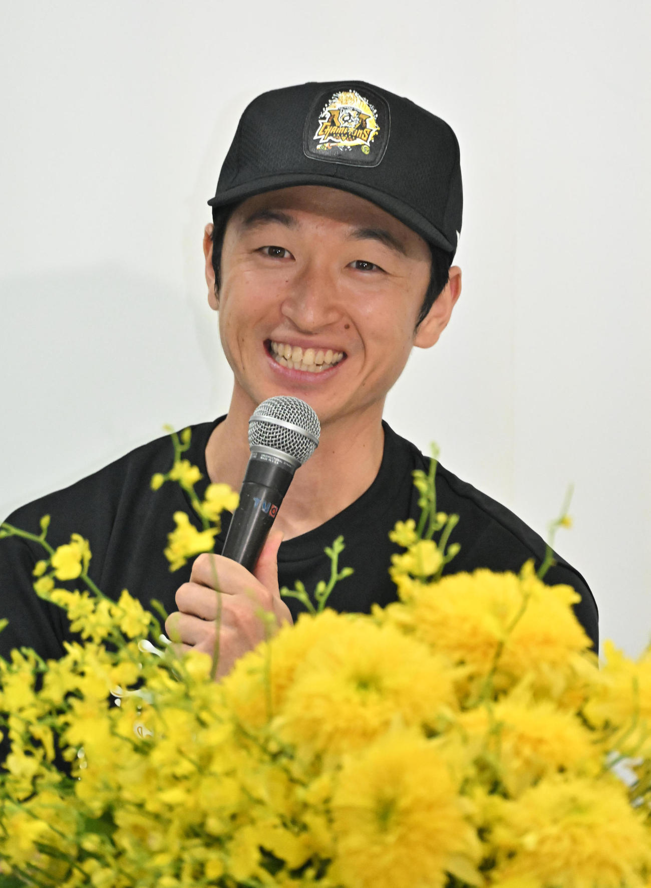 会見で報道陣の質問に答える近本（撮影・石井愛子）