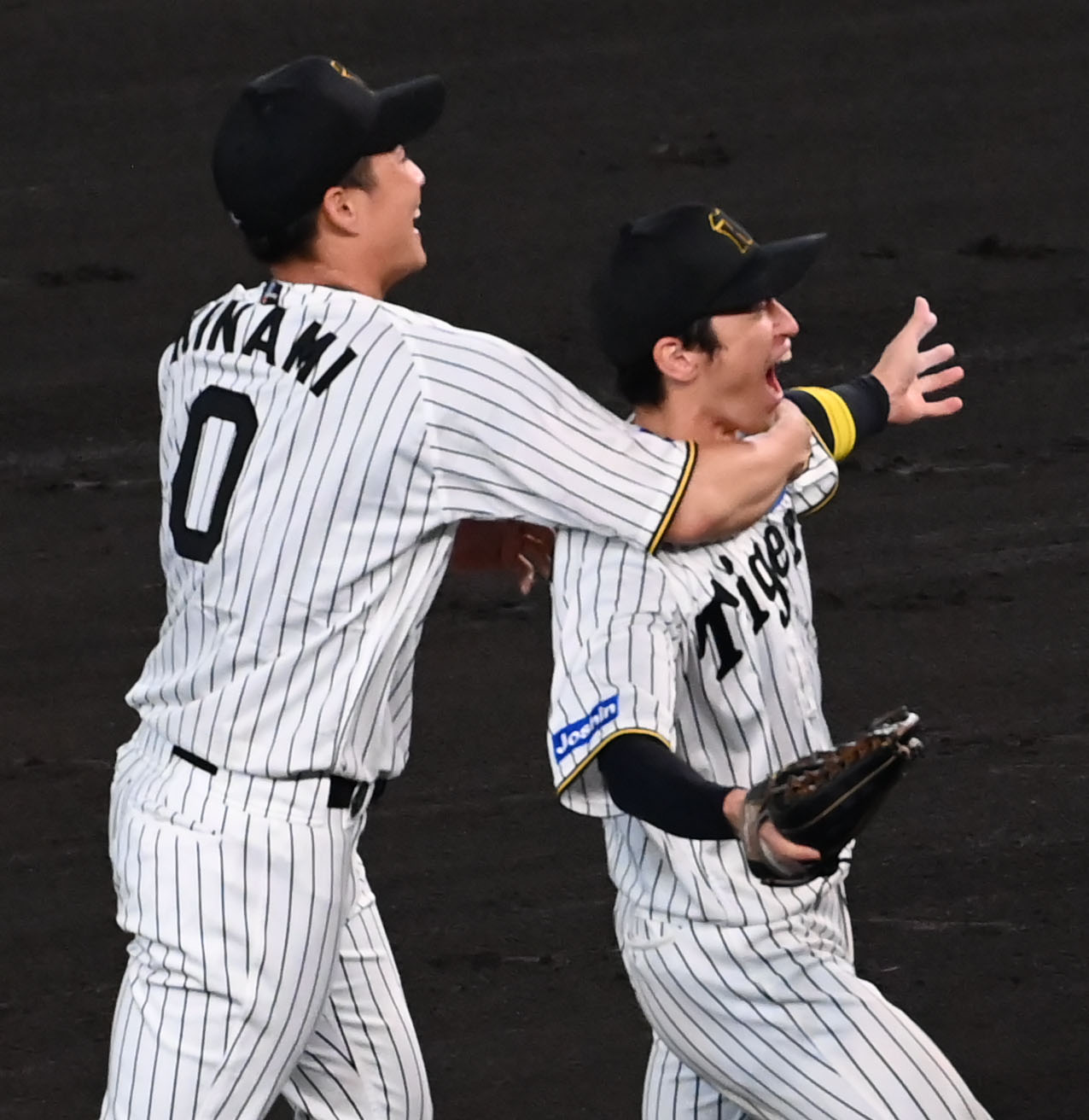リーグ優勝を果たし喜ぶ近本（左）、木浪（撮影・石井愛子）