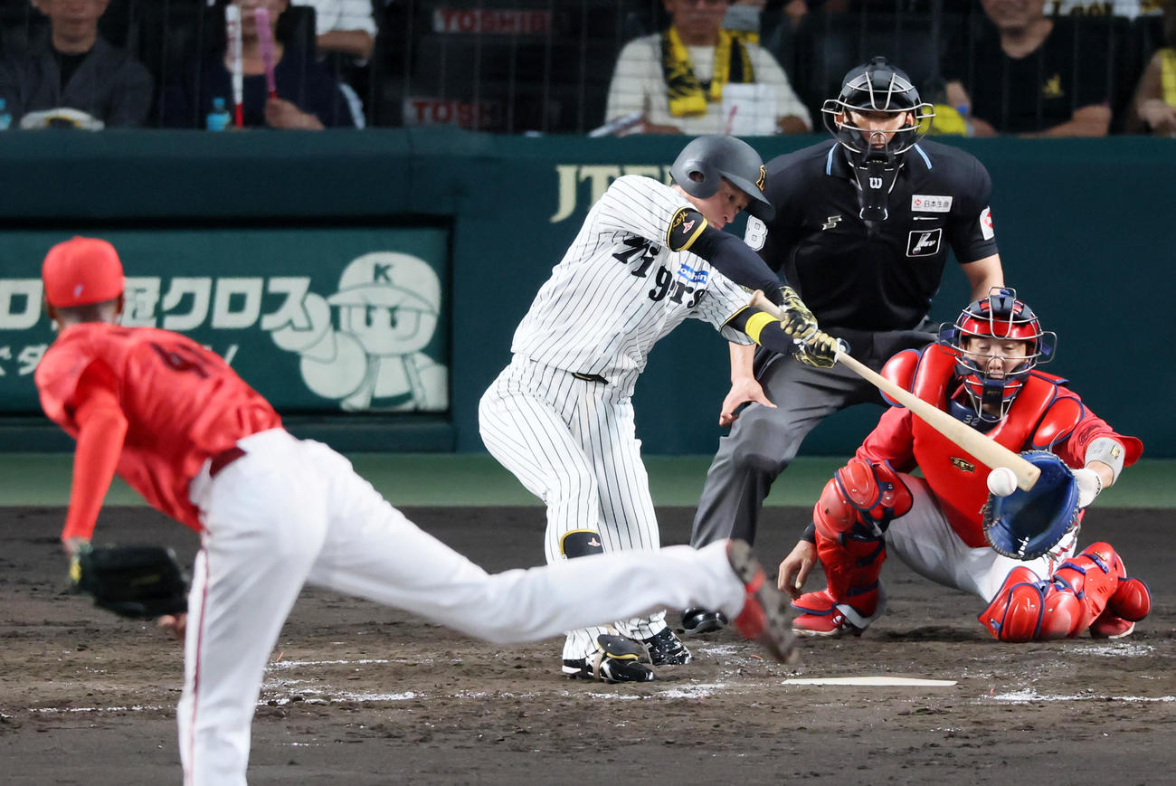 阪神対広島　4回裏阪神2死一、二塁、二塁内野安打を放つ近本。投手アドゥワ（撮影・加藤哉）