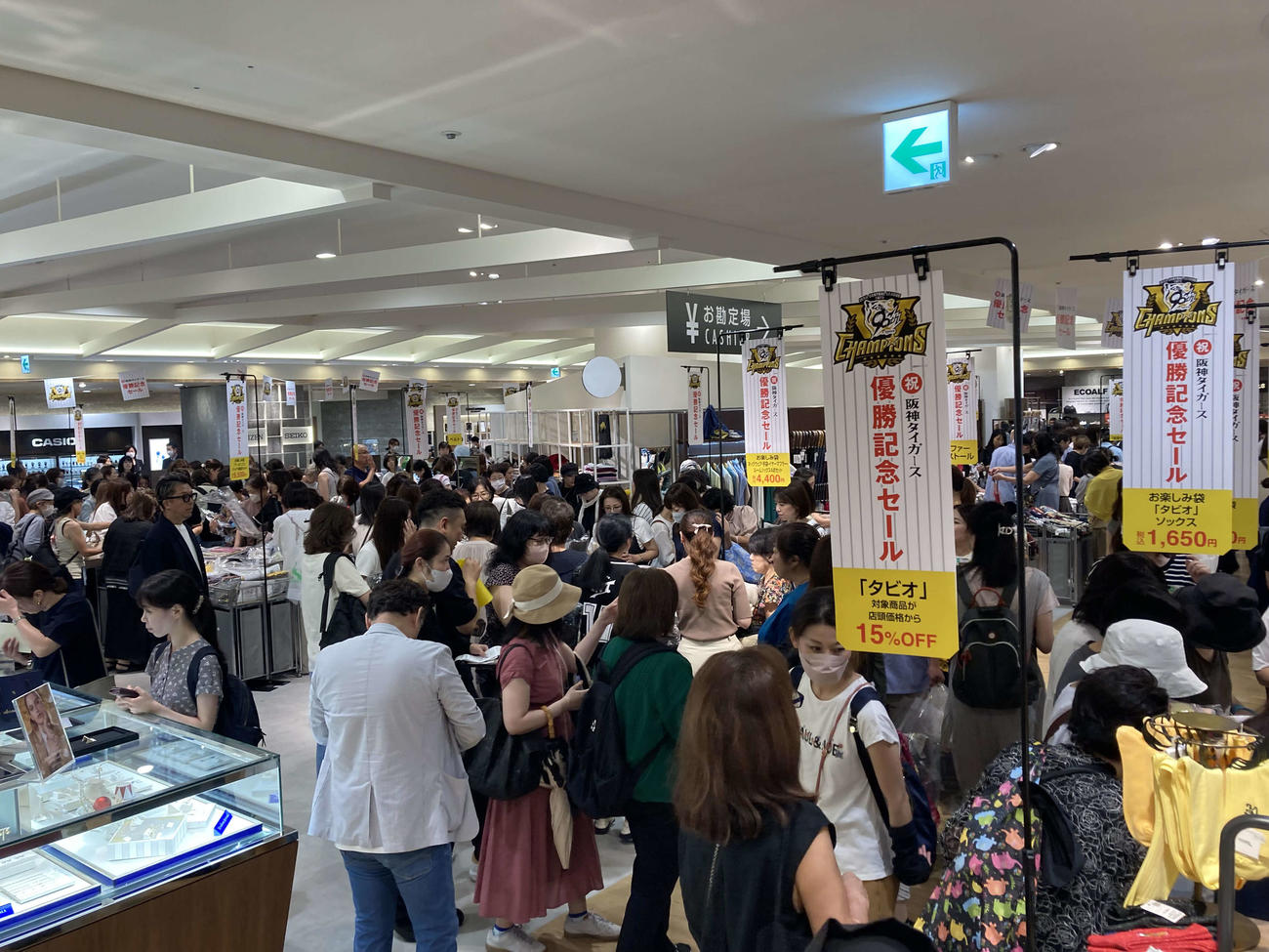 阪神の優勝記念セールに大勢の人が駆けつけた（撮影・伊東大介）