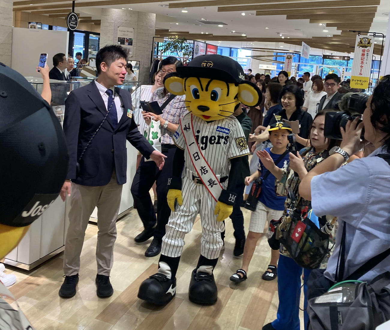 阪神の優勝記念セールにトラッキーらが1日店長として参加（撮影・伊東大介）