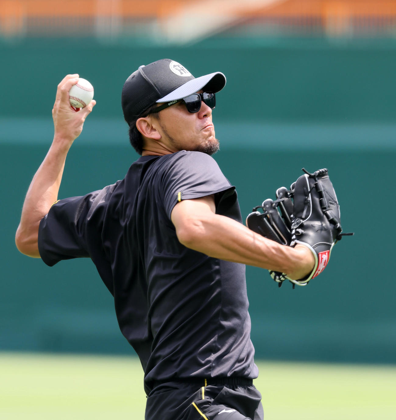 優勝から一夜明け、練習でキャッチボールする伊藤将（撮影・加藤哉）