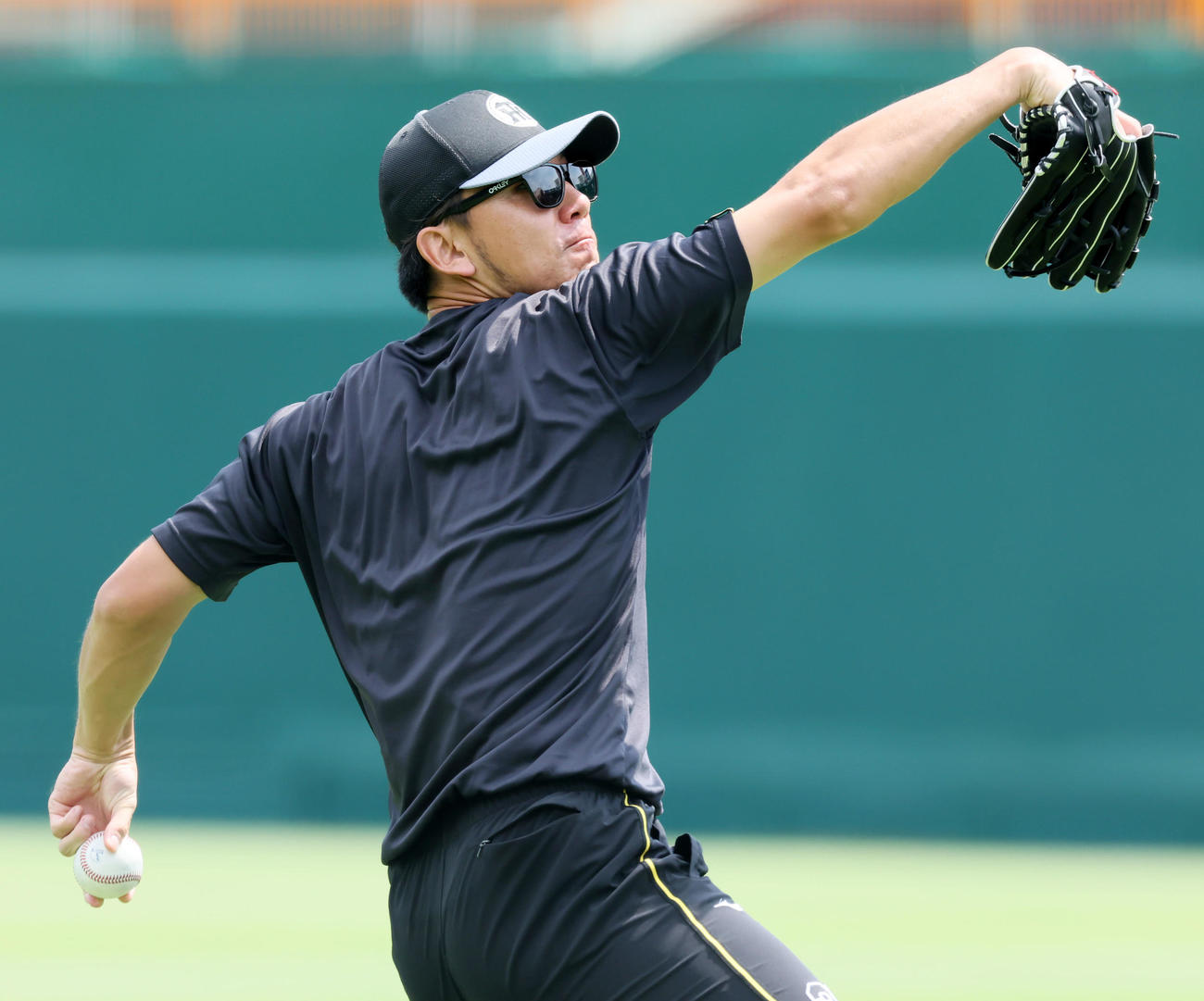 優勝から一夜明け、練習でキャッチボールする伊藤将（撮影・加藤哉）