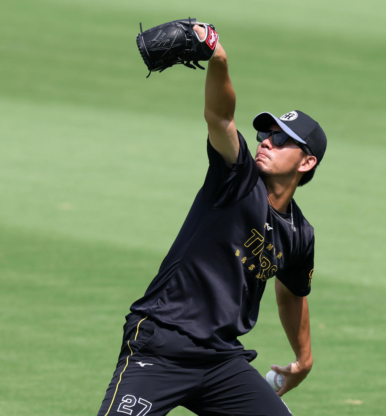 優勝から一夜明け、練習でキャッチボールする伊藤将（撮影・加藤哉）