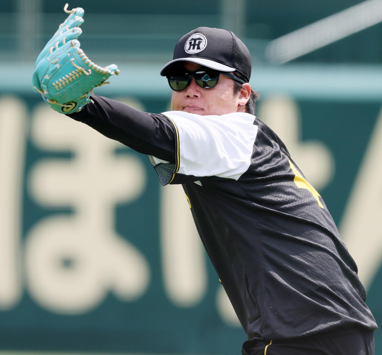 優勝から一夜明け、練習でキャッチボールする村上（撮影・加藤哉）