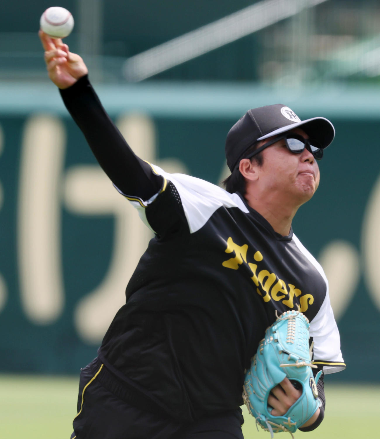 優勝から一夜明け、練習でキャッチボールする村上（撮影・加藤哉）