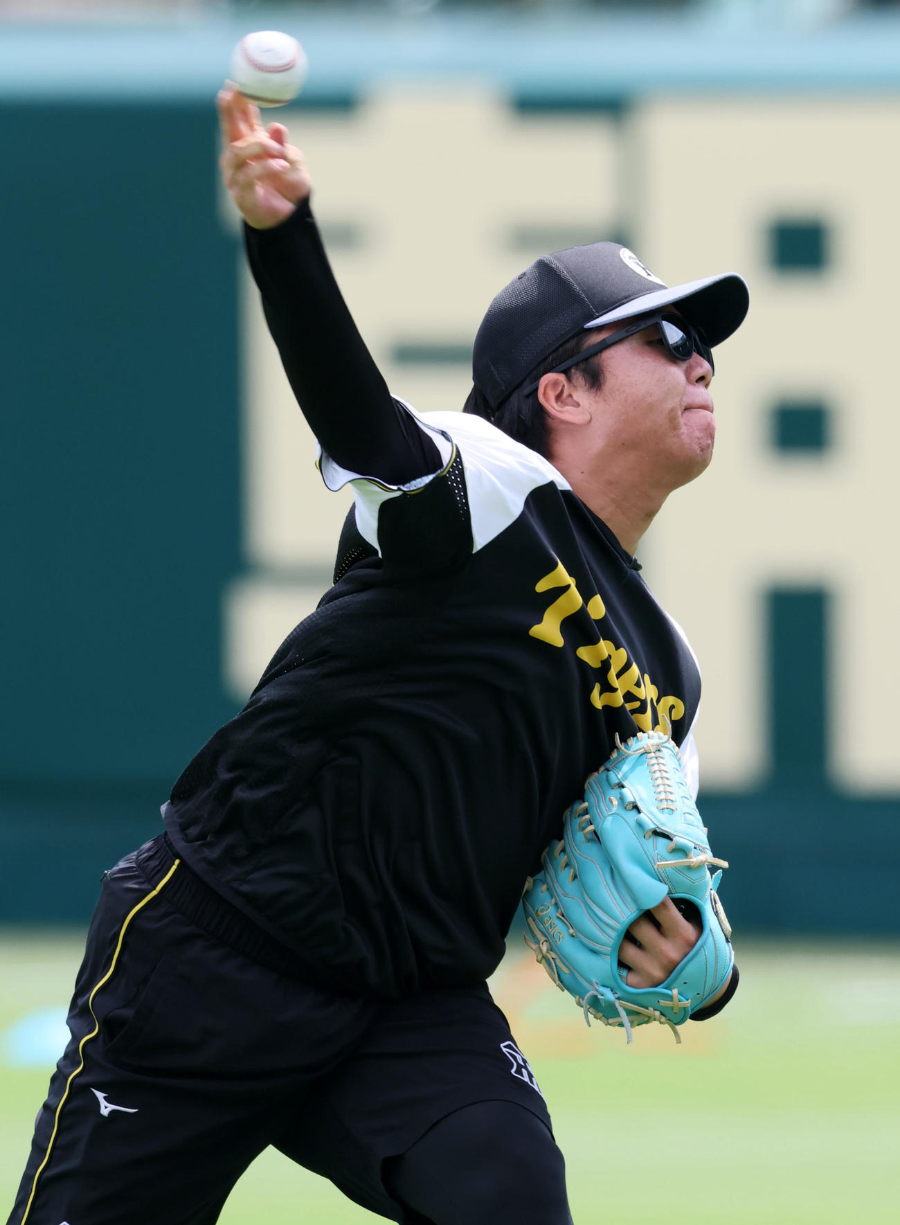 優勝から一夜明け、練習でキャッチボールする村上（撮影・加藤哉）
