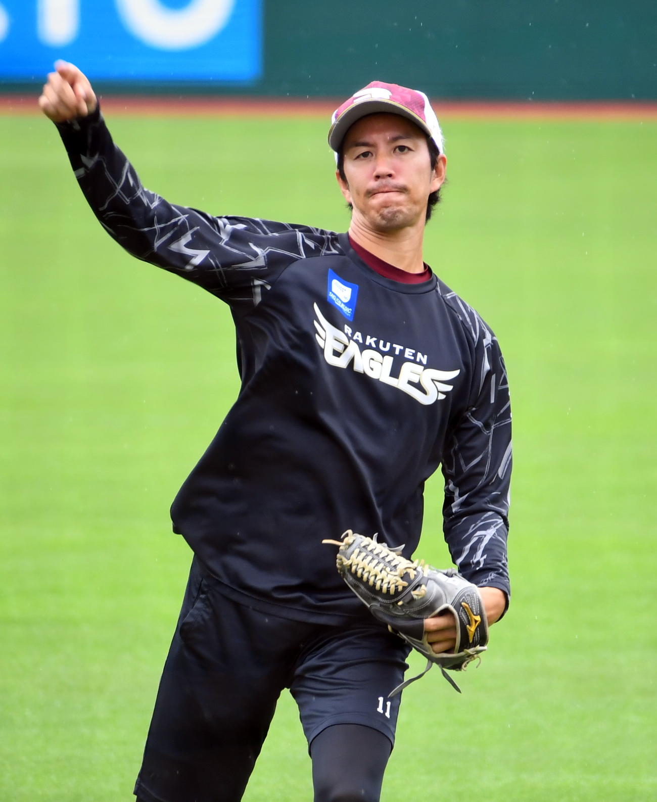 キャッチボールする楽天岸（撮影・山田愛斗）