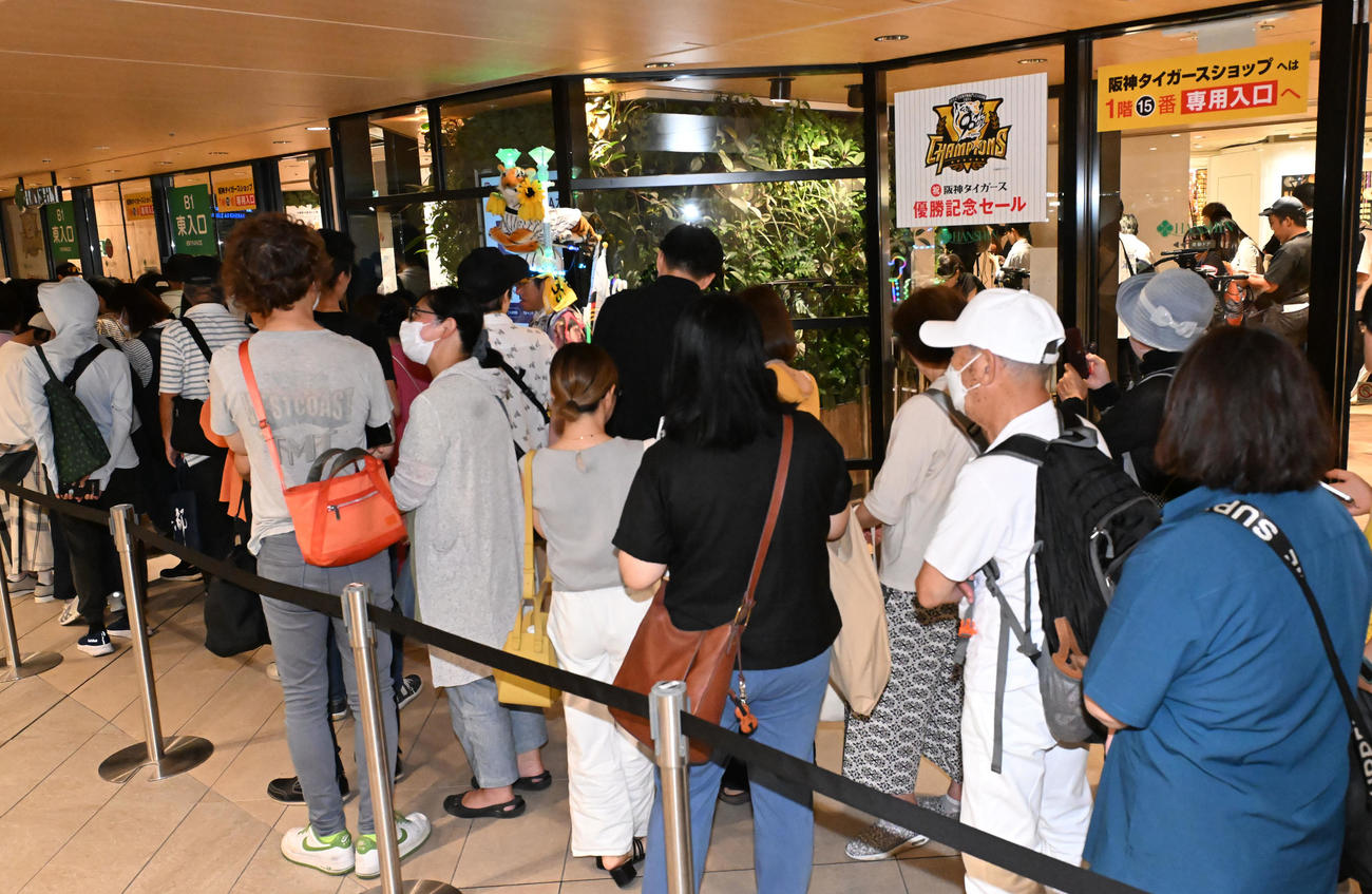 阪神百貨店で行われた優勝記念セールには行列ができた（撮影・和賀正仁）