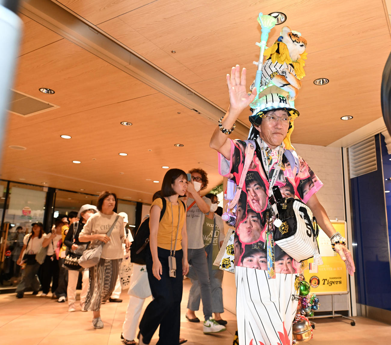 阪神百貨店で行われた優勝記念セールには大勢の人が訪れた（撮影・和賀正仁）