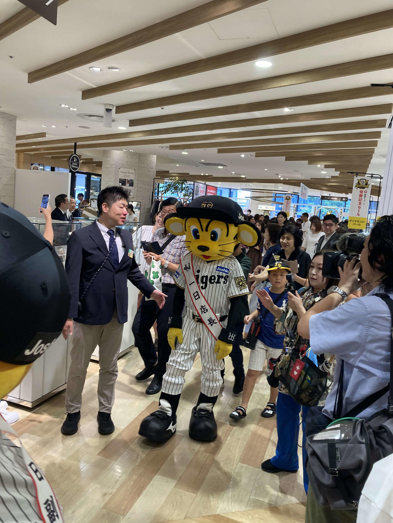 阪神の優勝記念セールにトラッキーらが1日店長として参加
