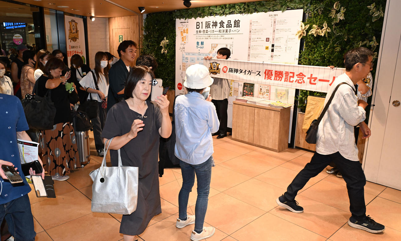 阪神百貨店で行われた優勝記念セールには大勢の人が訪れた（撮影・和賀正仁）