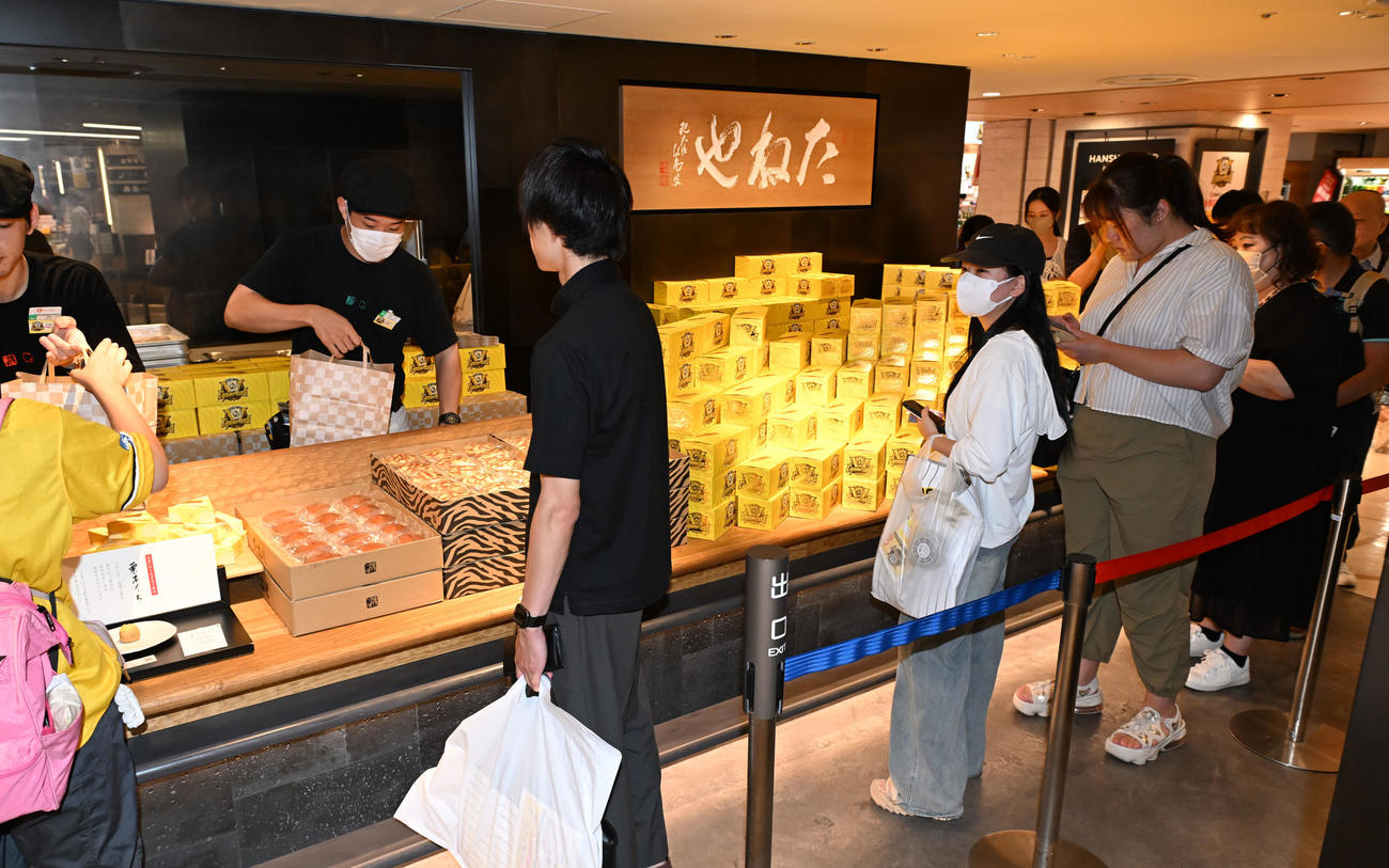 阪神百貨店で行われた優勝記念セールには大勢の人が訪れた（撮影・和賀正仁）